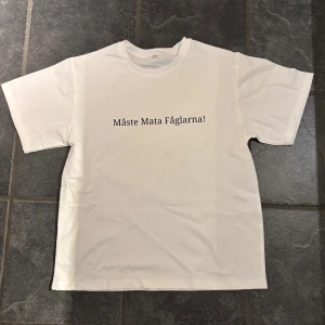 Tshirt med tryck - Fet tisha med ett fett citat fram och tryck på ryggen! Storleken är S, mått kan fås om de behövs. Priset är inte hugget i sten!