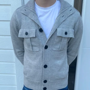 Stickad cardigan - En sjukt fet stickad cardigan 🌤️| Skick:9,5/10✅| Modellen är 184 | Hör av er vid fler frågor!🦦