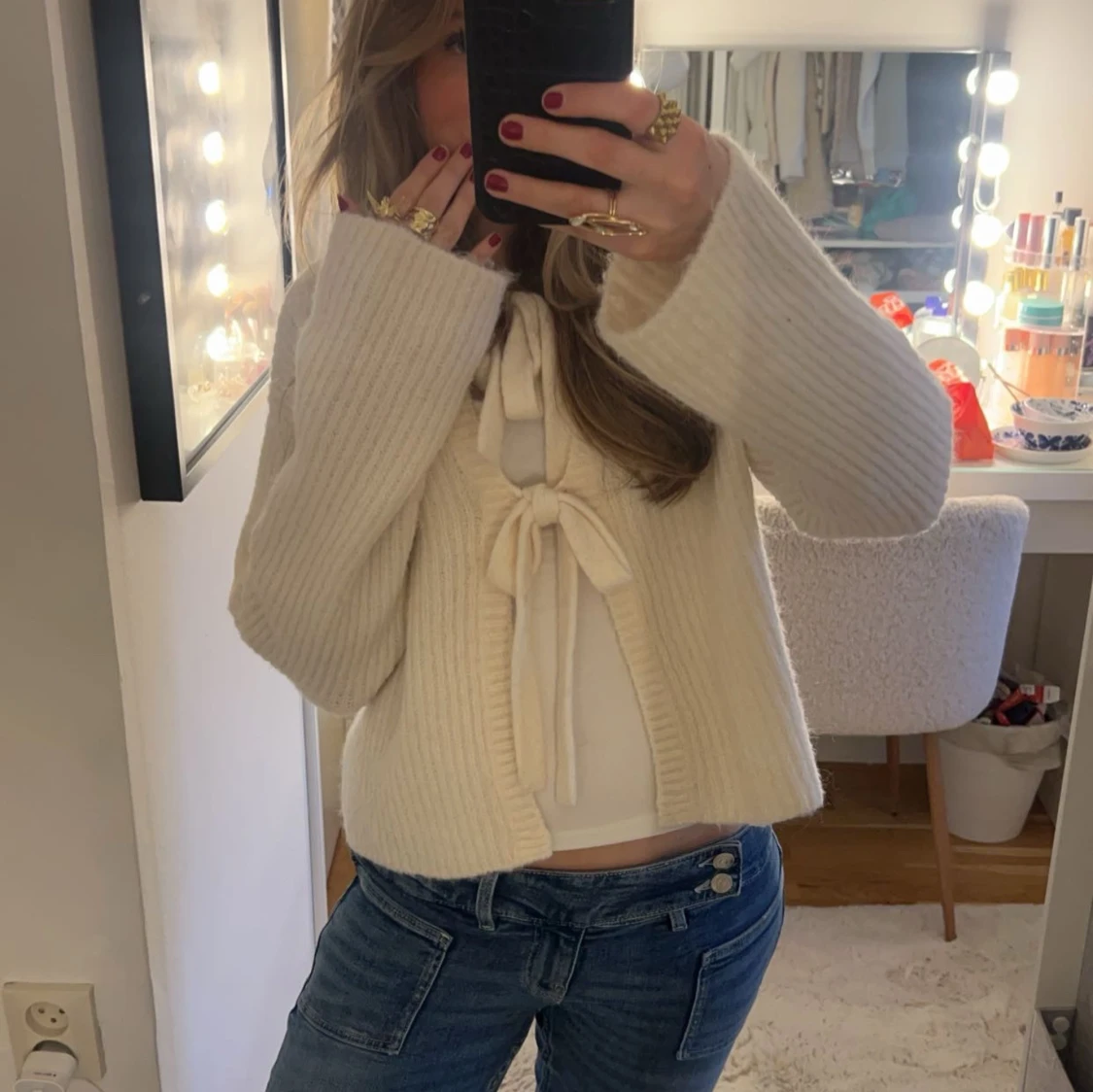 Vit stickad kofta med knyt/rosetter