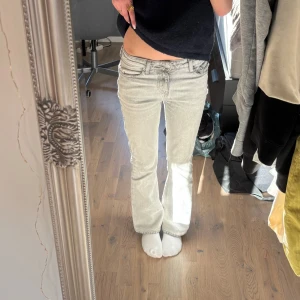 Grå bootcut jeans - Snygga grå bootcut jeans med lowwaist💕Storlek 152 från Gina Tricot. Superfina men för små för mig💕Pris kan diskuteras!