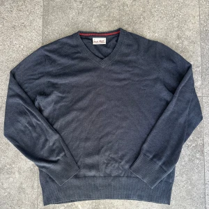 Stickad tröja från East west - V-ringad stickad tröja från East West i storlek M. Passar runt 175. Bra skick