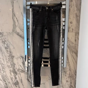 Svarta Jeans med glitter  - Svarta jeans med glitter. Från Newyorker i stolek W26, skulle säga att det är som xs