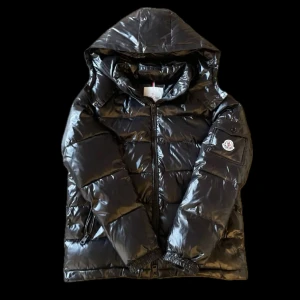 Moncler Maya - Sparsamt använd Moncler Maya - använd en vinter. Stilren jacka som passar perfekt till de kallare säsongerna, håller värmen bra. Vid ytterligare funderingar skicka ett dm 👊