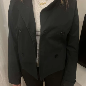 Svart kavaj med knappar - Svart kavaj med dubbelknäppning och långa.