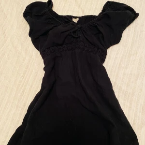 Topp med rosett och broderi - Storlek 36/38