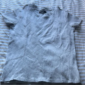 Grå topp - En vanlig grå topp som använts 1 gång och den säljs pga att jag aldrig använder den längre. Storlek 158/164 🥰