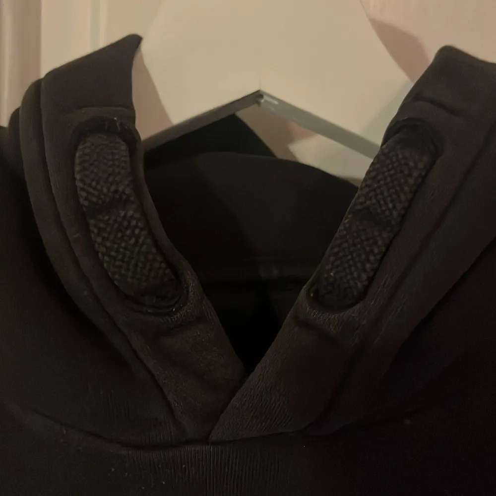 Säljer en stilren svart hoodie från Lyle & Scott Junior. Tröjan har en klassisk design med en liten logga på bröstet. På fickan på magen finns en liten fläck som knappt syns. Se bild. . Hupparit & Collegepaidat.
