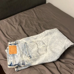 Jeans från Jack & Jones - Säljer dessa byxorna från jack & jones, storlek 33 L, 32 W, skick är väldigt bra, inga fläckar eller hål eller något sånt, hör av dig om du har några frågor.