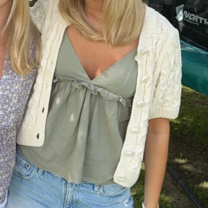 Olivgrön linnetopp - Snygg olivgrön linnetopp med v-ringning och knytband mellan armarna så man kan spänna åt den. Perfekt för varma sommardagar eller midsommar, linnet sitter som en XS💕Tröjan är mycket bra skick och är i princip nästintill aldrig använd