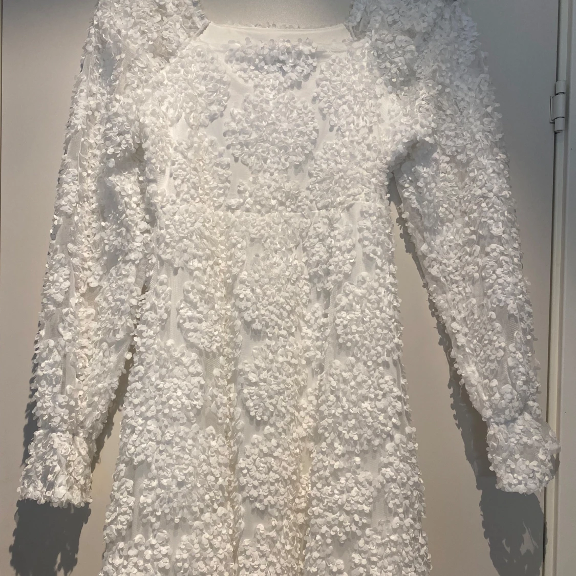 Vit blommig klänning - 1
