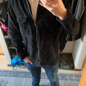 Overshirt i Manchester Tyg från Only&Sons - Skön och mysig Overshirt som är perfekt till våren🥰inget slitage! Tyget är i manchester material och den har en dragkedja. Riktigt skön och fin overshirt i storlek M men passar nog bäst på storlek L då den är lite lång på mig!💯priset kan diskuteras vid snabb affär!