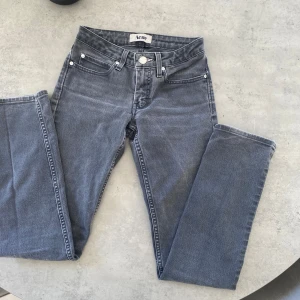 Grå jeans från Acne - Snygga grå jeans från Acne. Fint skick, skulle säga att dom är en blandning mellan Low waist och mid waist.