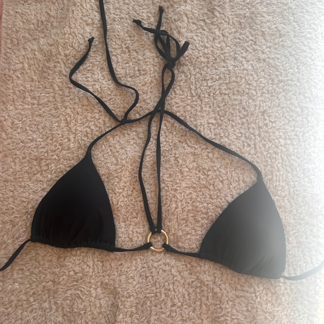 Svart bikiniöverdel med guldring