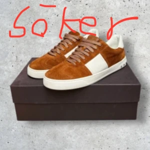 Valentino Flycrew - Söker dessa bruna valentino flycrews i storlek43/44