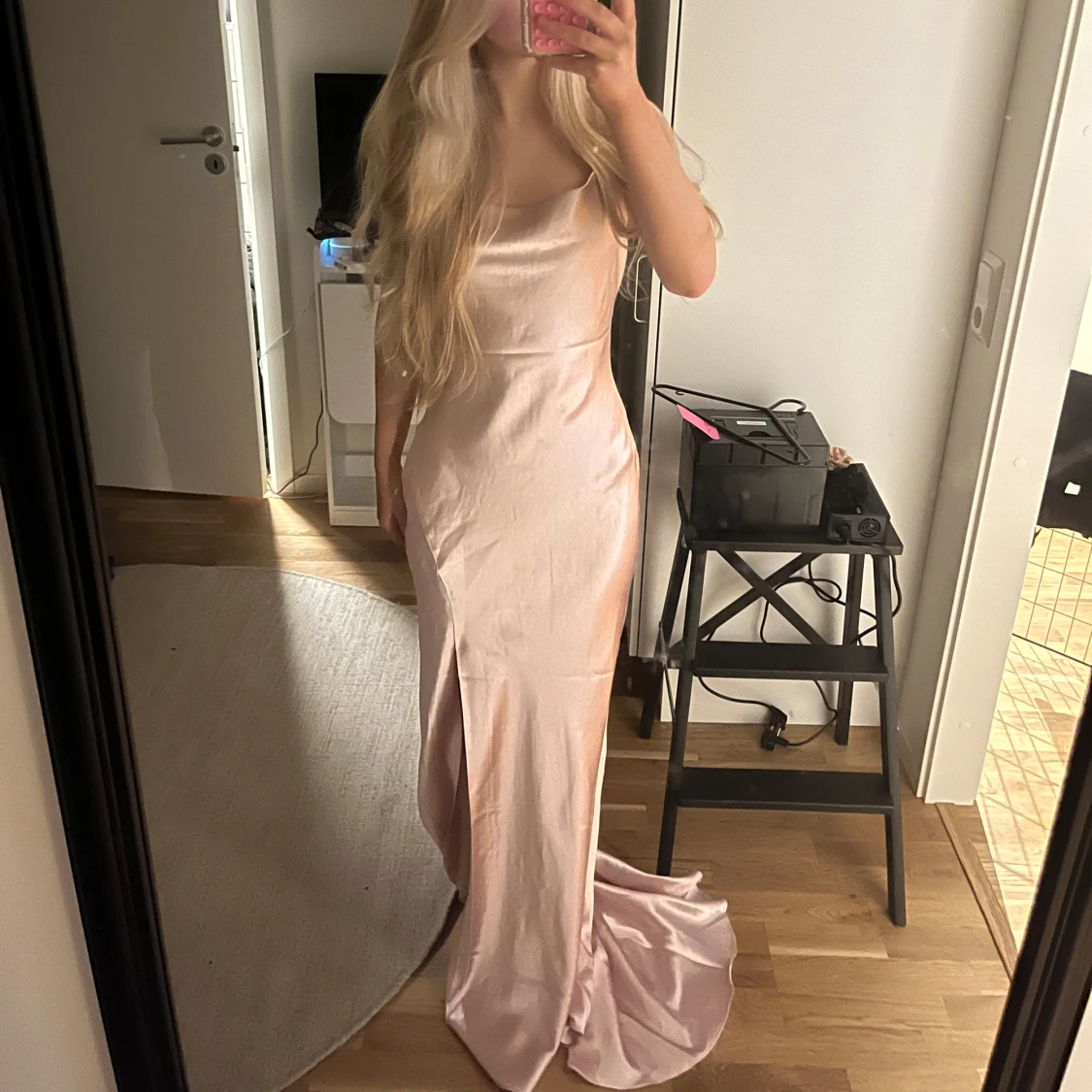 Ljusrosa sidenklänning med slits. Cowl neck bal klänning