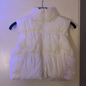Puffer väst - Säljer denna vita puffervästen, använd endast 1 gång!