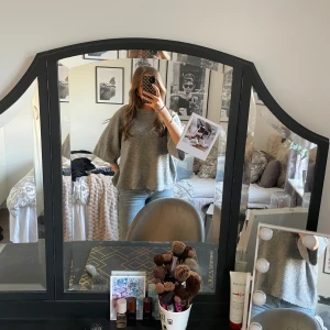 Grå stickad t-shirt  - Jätte fin grå stickad t-shirt från lager 157! Använd ett par fåtal gånger, inga defekter!💞