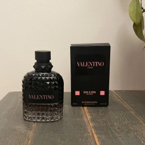 Valentino Born In Roma Intense 100ml - Säljer min Valentino Born In Roma Intense! Parfymen saknar endast någon enstaka milliliter och är knappast använd (ca 95 ml kvar). Skriv för frågor eller funderingar.