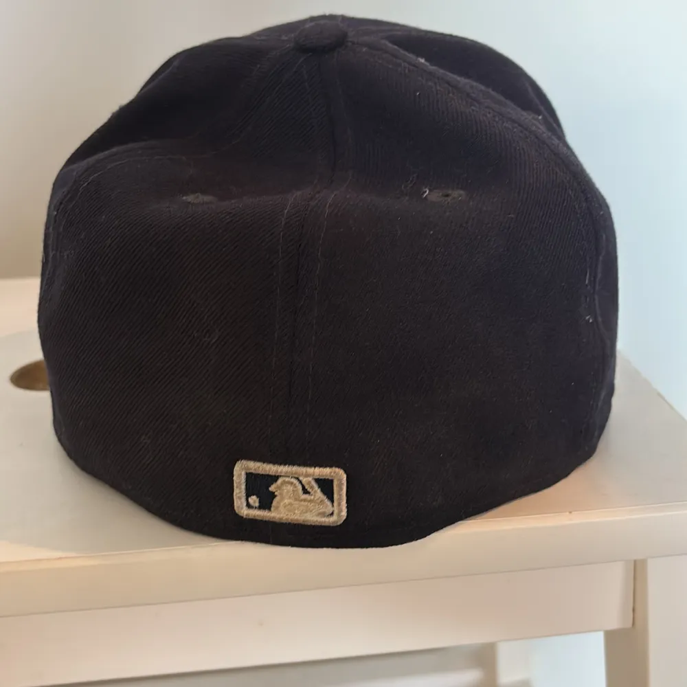 Snygg svart keps från New Era med broderad logotyp framtill. Kepsen är en del av 59FIFTY-serien och har en klassisk passform. Perfekt för att komplettera din streetwear-look. . Asusteet.