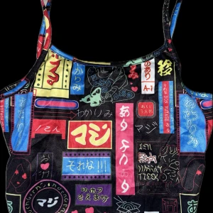 Flerfärgad linne med japanskt tryck - Snygg och unik linne med japanskt inspirerat tryck i flera färger som röd, blå, gul och rosa. Snygg design med smala axelband. Perfekt för en cool och avslappnad stil.