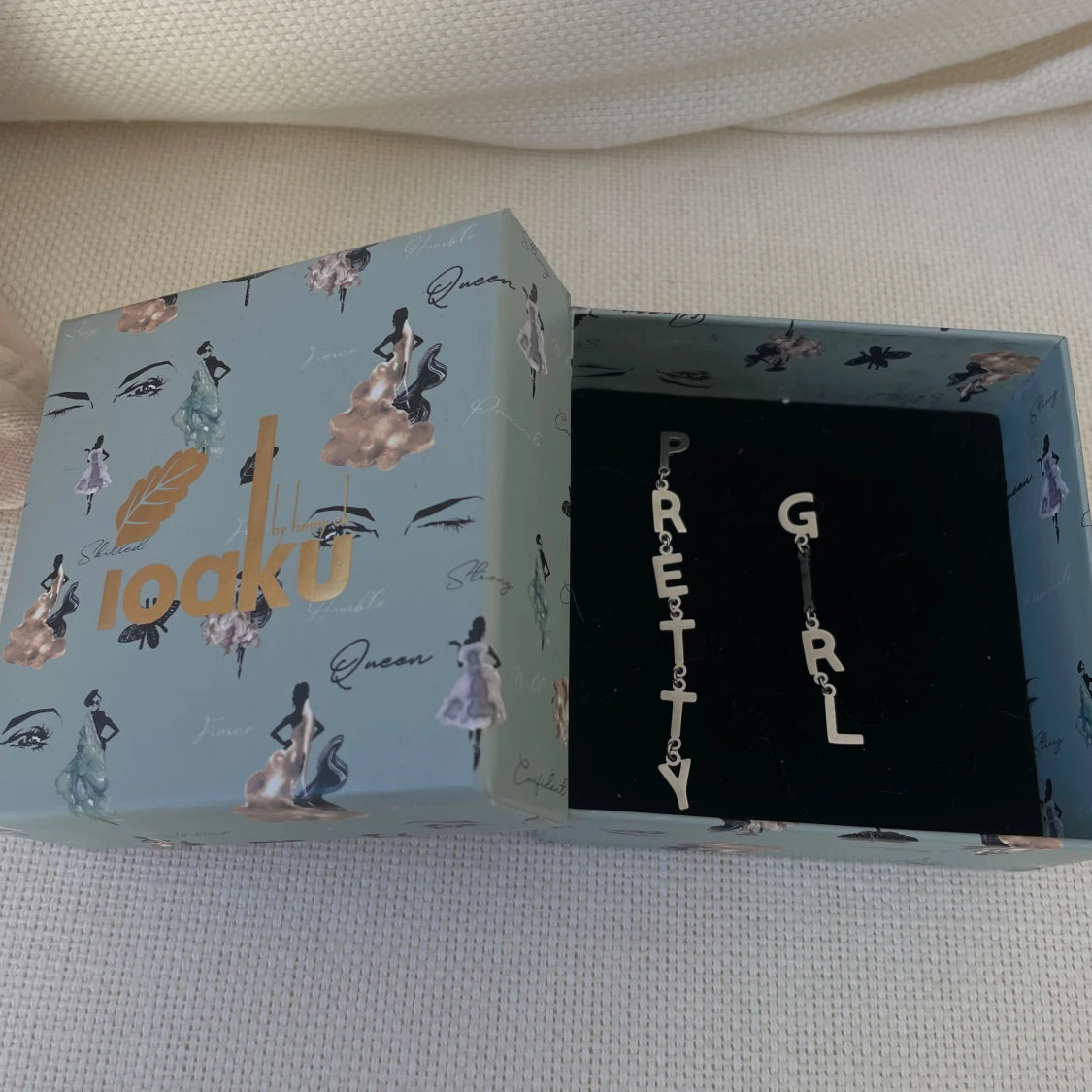 Silverfärgade örhängen från IOAKU