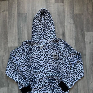 Leopardmönstrad hoodie och byxor från Hype - Säljer en cool leopardmönstrad hoodie och matchande byxor från Hype. Setet har en avslappnad passform med svarta muddar vid ärmslut och benslut. Perfekt för en avslappnad stil med en touch av djurmönster. Endast provad 