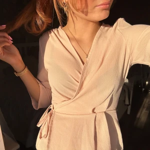 rosa blus - super fin rosa blus, endast testad samt i bra skick!💕 den är ifrån boohoo men den är slutsåld på hemsidan! vid intresse kan köp nu funktionen sättas igång🥰