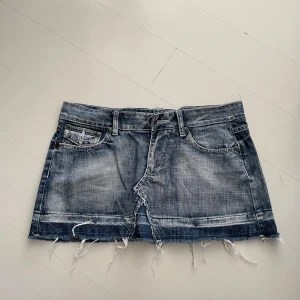 Lågmidjad jeanskjol - Så snygg o najs lågmidjad jeanskjol köpt hör på Plick, lappen e avklippt så vet inte märke💞 stl s-m❣️