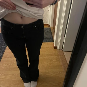 Flared jeans - Lågmidjade Flared jeans från hm. De är väl använda men har inga defekter eller liknande. Väldigt stretchiga i tyget! Säljer då de tyvärr inte kommer till använding längre. Storlek 38 men passar nog även 36. Skriv för frågor!🤍
