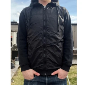 Snygg cardigan - Snygg cardigan, perfekt nu i vår eller mot sommarn då den är i ett tunnare material. Den är i bra skick. Den är storlek M men sitter mer som S. PRIS KAN DISKUTERAS vid smidig affär. Skriv vid minsta intresse så löser vi en deal! 😀Mvh Stiloo Closet