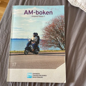 AM-boken moped klass 1 - AM-boken för moped klass 1 från Sveriges Trafikutbildares Riksförbund. Perfekt för dig som ska ta AM-körkort. Innehåller all nödvändig information och övningar för att klara utbildningen. Boken är tryckt 2022 och har en tydlig layout med bilder och text. Den är lite rosa på framsidan men inget annan skada alls!!!