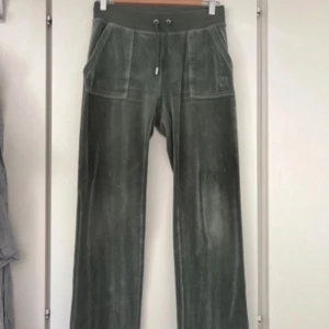 Juciy couture byxor  - Gröna juciy couture byxor en av knapparna på en av fickorna saknas men det märks inte så mycket 