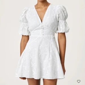 Adoore klänning  - Säljer denna fina adoore klänningen, helt oanvänd enbart testad💕 nypris: 1500kr 