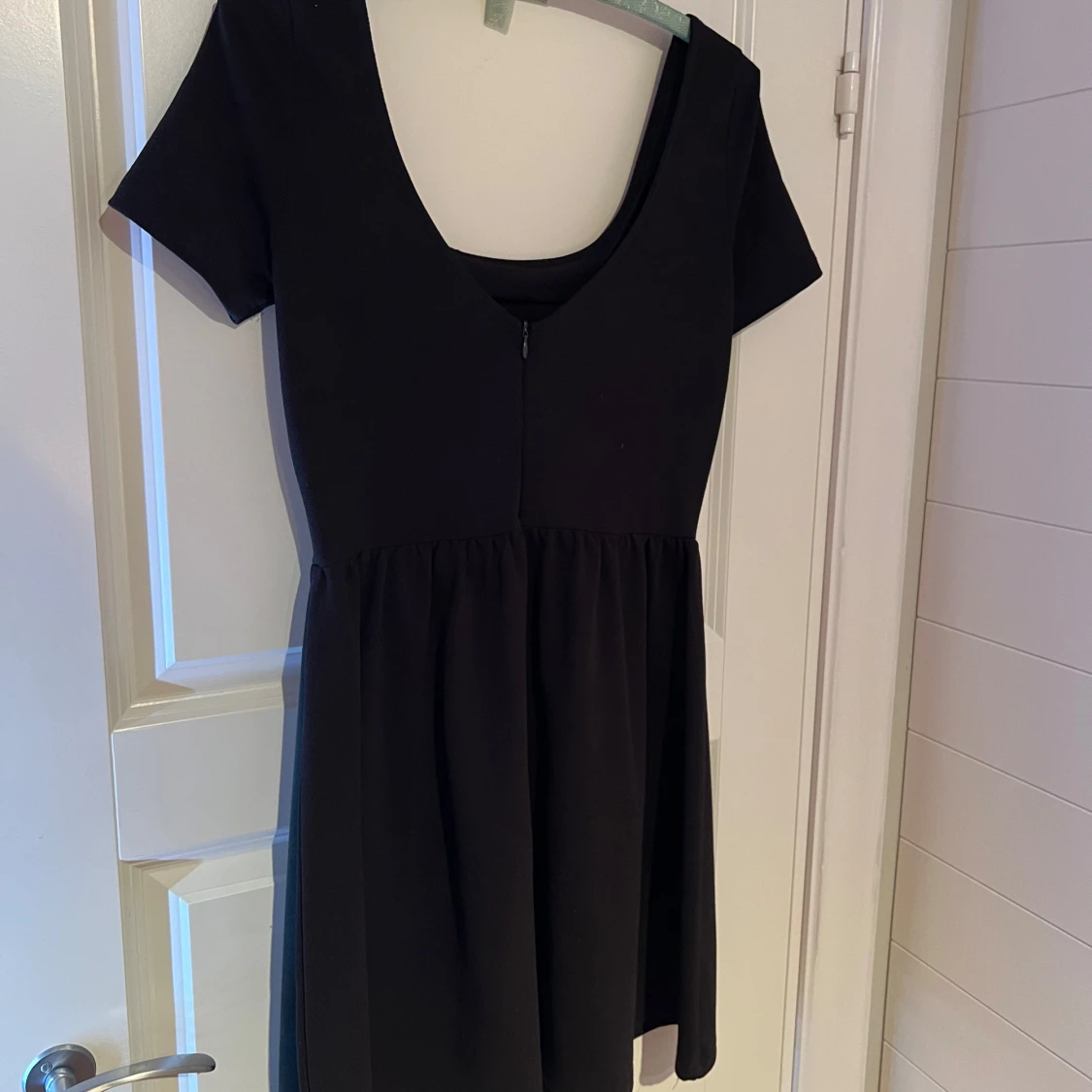 Svart kortklänning med kortärmad design - 2