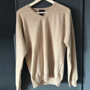 Beige v-ringad tröja från Davida - Säljer helt ny Davida tröja. Har alla massa olika tröjor så det är bara att skriva till mig. Tröjan säljs för 800 eller byte mot ett par raybans boyfriend’s. Har mer tröjor som säljs ifall ni hade velat ha något annat 