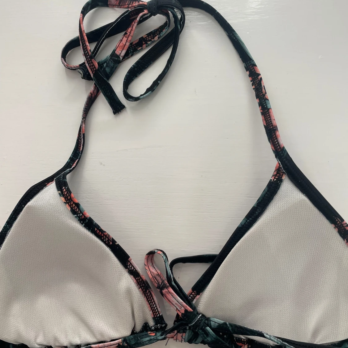 Blommig bikiniöverdel - 1