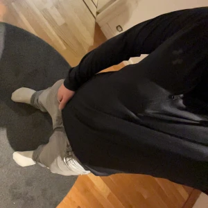 Svart långärmad tröja - Säljer en stilren svart långärmad tröja med dragkedja. Perfekt för en avslappnad look. Tröjan har en normal passform och är tillverkad i ett bekvämt material.