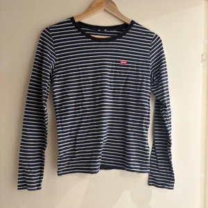 Tröja  - Tröja från Levis, använd! Storlek M 