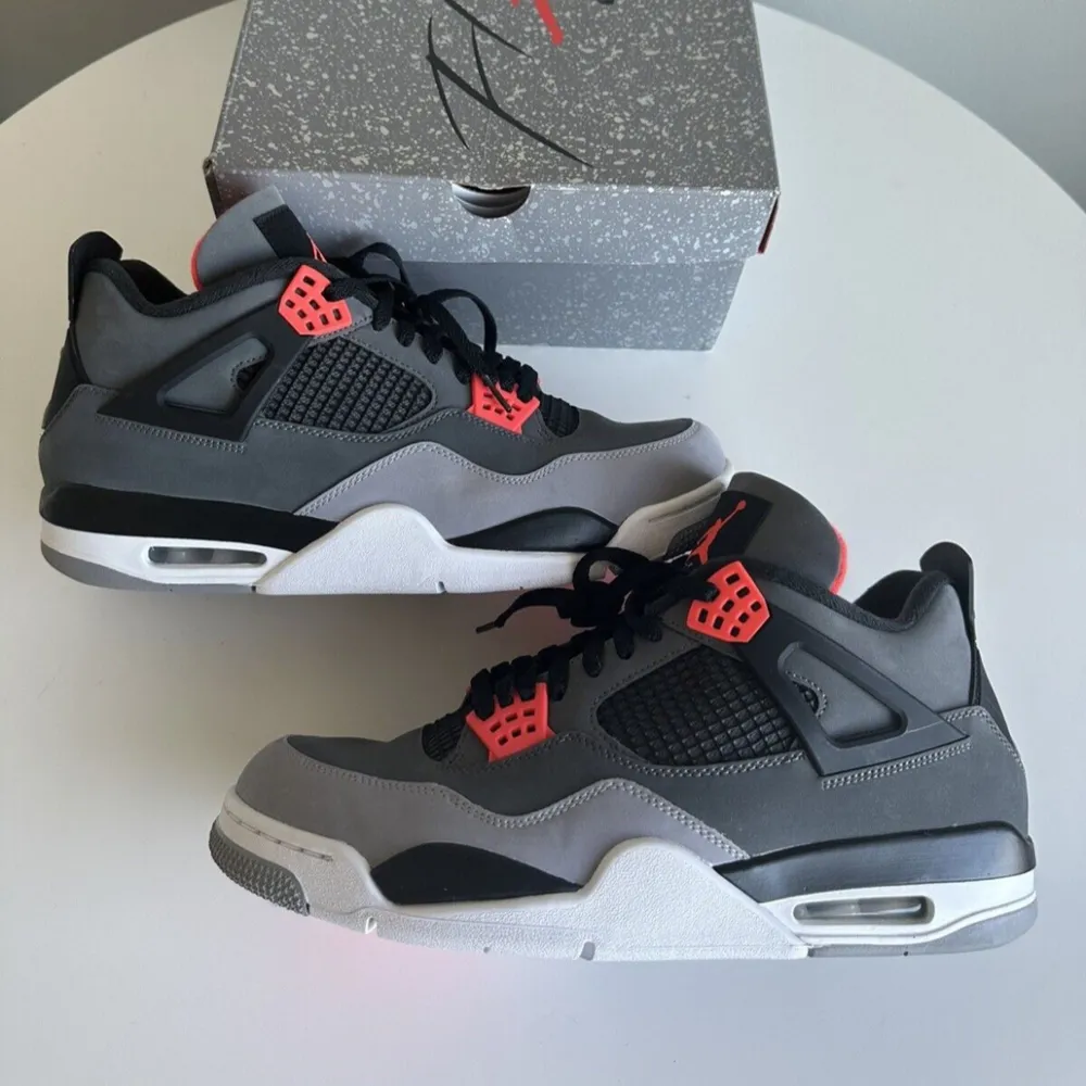 Air Jordan 4 Retro Infrared - storlek 43. Kvitto finns. Köpt på sneakershyllan i stockholm.. Kengät.