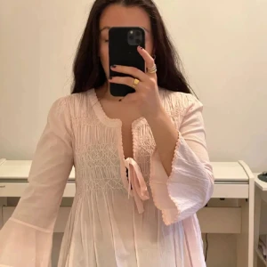 Odd molly blus  - Säljer en rosa odd molly blus ❤️ köpt på plick. Första bilden är lånad av tjejen jag köpte den av, andra bilden är tagen av mig. Finns inga defekter som jag kan se❤️