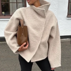Beige teddyjacka - Super snygg och stilren beige teddyjacka från Gina. Perfekt nu till våren, använd lite därav priset. 💓Pris kan diskuteras! 💓Ny pris 600 slutsåld på hemsidan. 