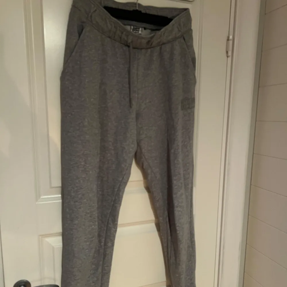 Snygga och bekväma grå mjukisbyxor från Superdry Sport. . Farkut & Housut.