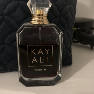 Kayali Vanilla 28 Parfym - Elegant parfymflaska från Kayali säljs till bra pris!