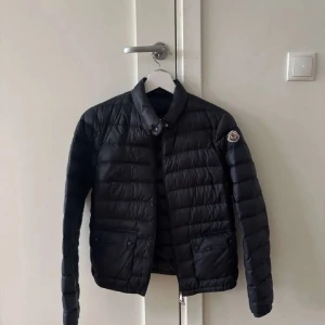Mörkblå dunjacka från Moncler - Snygg svart dunjacka från Moncler, om du är intresserad skriv privat så skickar jag fler bilder och bilder på äktehetsbevis såklart❤️❤️