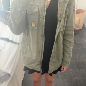 Jeansjacka odd molly - Supersnygg grön jeansjacka från odd molly som passar perfekt nu till våren! Superbra skick🥰Skriv privat för fler bilder!! Priset går att diskutera