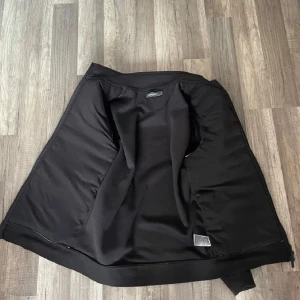 Cardigan från dressman - En väldigt fin och felfri cardigan jacka från Dressman i storlek S. Perfekt för dig som behöver en ny jacka inför den kommande hösten! Den är använd bara ett fåtal gånger då den inte riktigt passar mig. Jackan är i nyskick, inga skador alls.  Nypris: 999kr