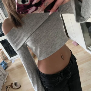 Tröja - Grå off shoulder tröja