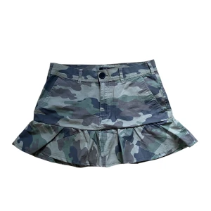 Camouflage kortkjol med volang - Kortkjol i camouflage-mönster med volangdetalj som jag sytt själv från ett par byxor💕midjemått:40cm, längd:34cm