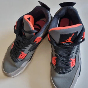 Jordan 4 retro infrared - Nu har du chansen att få tag på ett par Air Jordan 4 Retro "Infrared".  Snygga skor, säljes enbart för de är urväxta. .  En perfekt sneaker för både samlare och dig som vill ha en stilren och bekväm klassiker. Först till kvarn – skicka DM vid intresse!