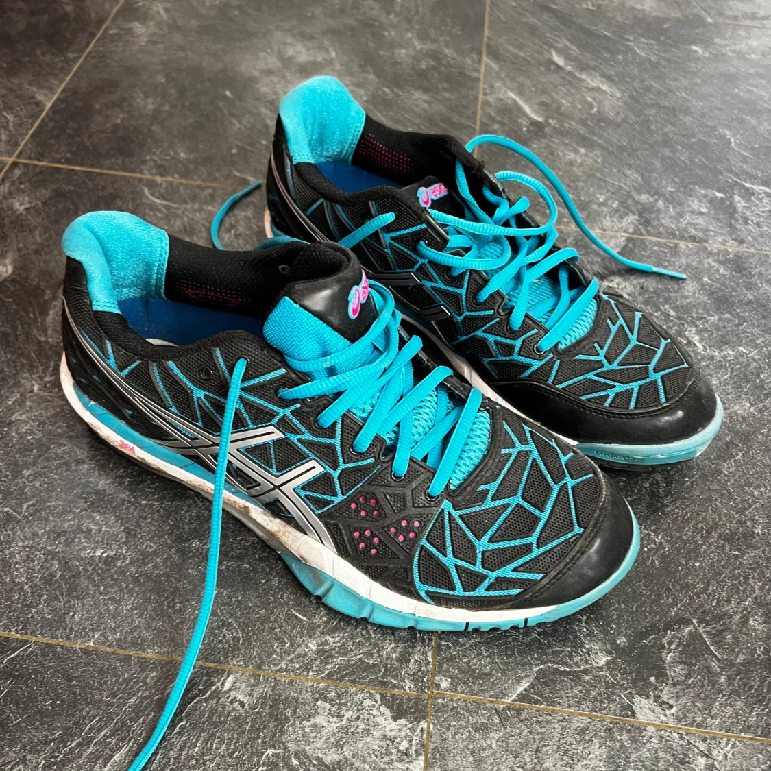 Svarta och turkosa löparskor från Asics